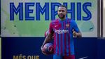 Senyum Manis Memphis Depay dengan Kostum Barcelona