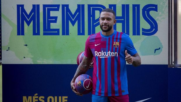 Netherlands striker Memphis Depay poses for the media during his official presentation after signing for FC Barcelona in Barcelona, Spain, Thursday July 22, 2021. Depay previously played for PSV Eindhoven, Manchester United and Lyon. (AP Photo/Joan Monfort)