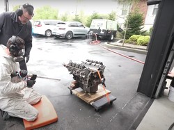 Unik! Blok Mesin Land Rover Ini Dibersihkan Pakai Dry Ice