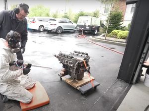 Unik! Blok Mesin Land Rover Ini Dibersihkan Pakai Dry Ice Unik! Blok Mesin Land Rover Ini Dibersihkan Pakai Dry Ice