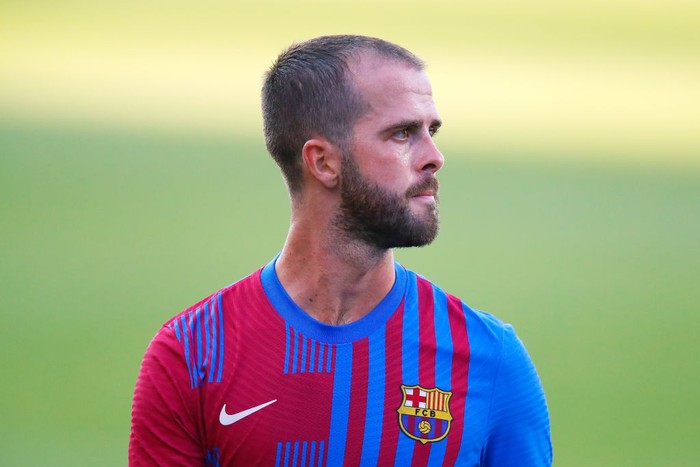 BARCELONA, SPAIN - JULY 21: Miralem Pjanic of FC Barcelona looks on during a friendly match between FC Barcelona and Gimnastic de Tarragona at Johan Cruyff Stadium on July 21, 2021 in Barcelona, Spain. (Photo by Eric Alonso/Getty Images)