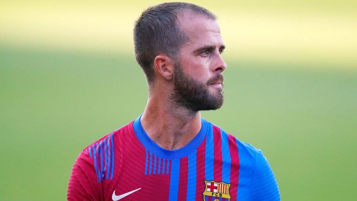 BARCELONA, SPAIN - JULY 21: Miralem Pjanic of FC Barcelona looks on during a friendly match between FC Barcelona and Gimnastic de Tarragona at Johan Cruyff Stadium on July 21, 2021 in Barcelona, Spain. (Photo by Eric Alonso/Getty Images)