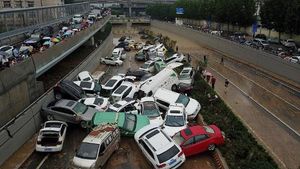 Dahsyatnya Banjir China: Mobil Hanyut di Jalanan, Tumpang-tindih Tak Karuan