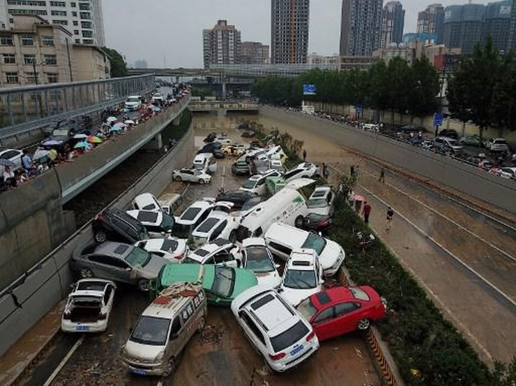 Dahsyatnya Banjir China: Mobil Hanyut di Jalanan, Tumpang-tindih Tak Karuan