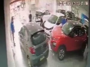 Duh! Sales Lagi Jelasin Fitur, Mobil Bablas sampai Terbalik di Depan Showroom