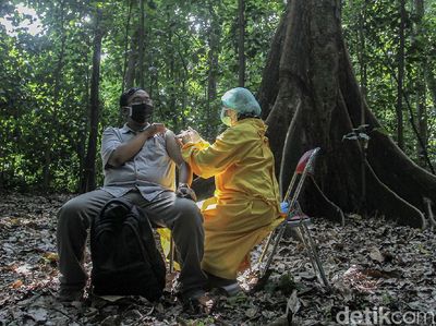 Momen Vaksinasi di Dalam Hutan ala Mahasiswa UGM