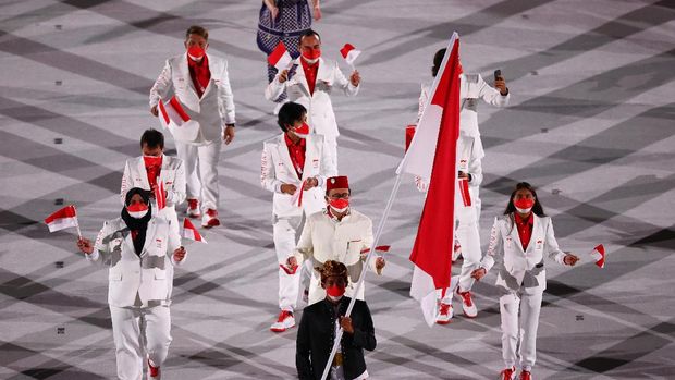 Tokyo 2020 Olympics - The Tokyo 2020 Olympics Opening Ceremony - Olympic Stadium, Tokyo, Japan - July 23, 2021. Nurul Akmal of Indonesia and Rio Waida of Indonesia lead their contingent in the athletes parade during the opening ceremony REUTERS/Mike Blake