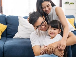 8 Alasan Mengapa Kita Harus Menghormati Orang Tua