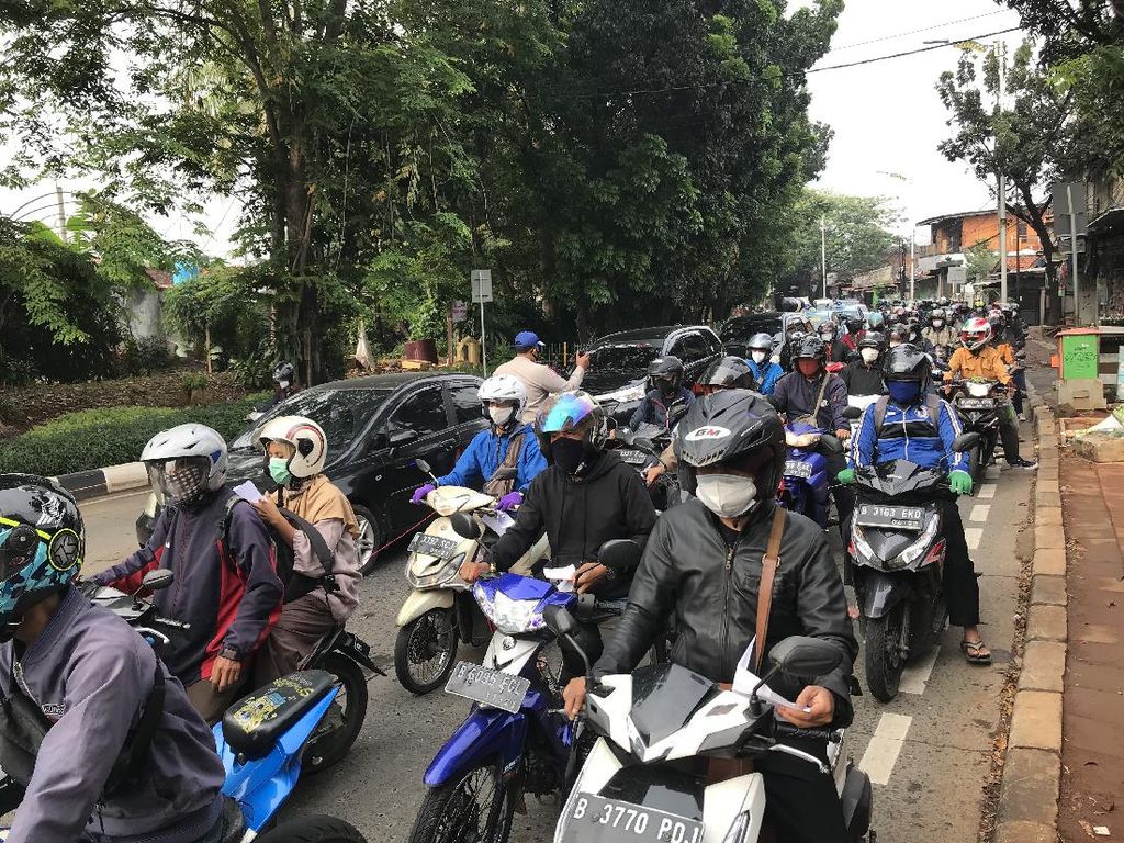 Titik Penyekatan Lenteng Agung Padat Pagi Ini Titik Penyekatan Lenteng Agung Padat Pagi Ini