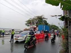 Suasana di Titik Penyekatan Pesing Jakbar Pagi Ini, Lalin Lancar