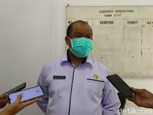 Lempari Petugas Pemakaman, Warga di Jember Rebut Jenazah COVID-19 Lempari Petugas Pemakaman, Warga di Jember Rebut Jenazah COVID-19