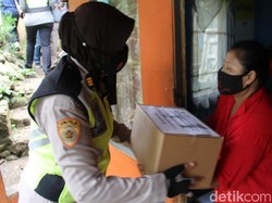 Polisi Salurkan Ratusan Paket Sembako untuk Warga Kota Sukabumi