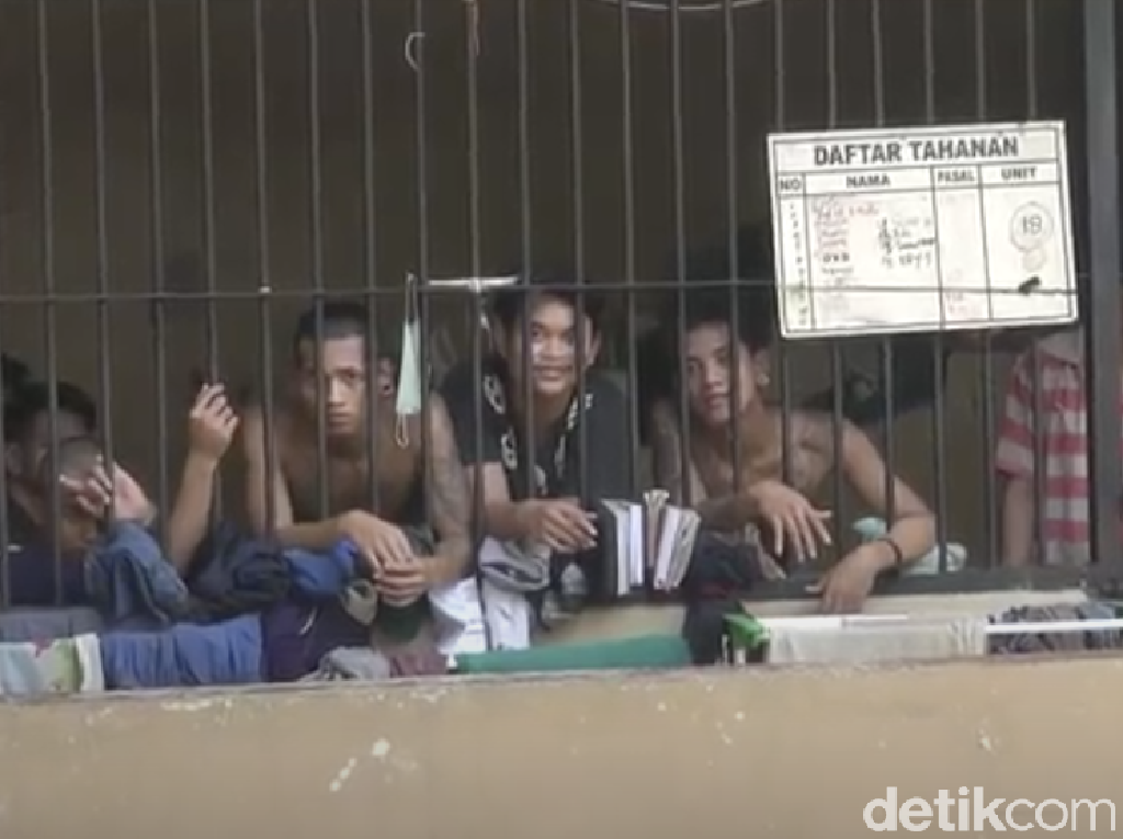 Penuh Sesaknya Ruang Tahanan Polrestabes Semarang di Tengah Pandemi Penuh Sesaknya Ruang Tahanan Polrestabes Semarang di Tengah Pandemi
