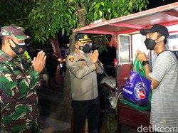 Sambil Razia Prokes, Satgas COVID-19 Banyuwangi Bagikan Sembako ke PKL