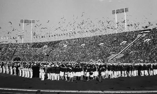 Semarak Olimpiade Tokyo 1964 dalam Bingkai Hitam Putih