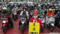 Seruan Vaksin dari Para Badut di Kota Belimbing