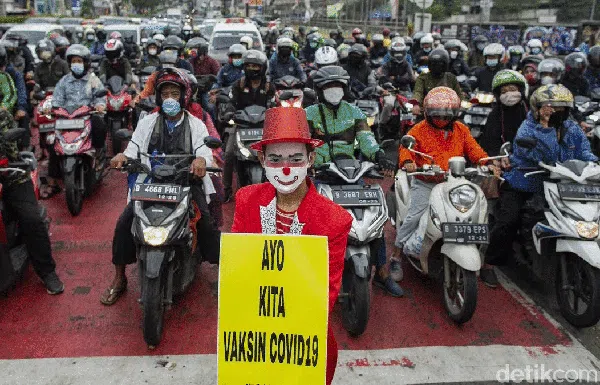 Seruan Vaksin dari Para Badut di Kota Belimbing