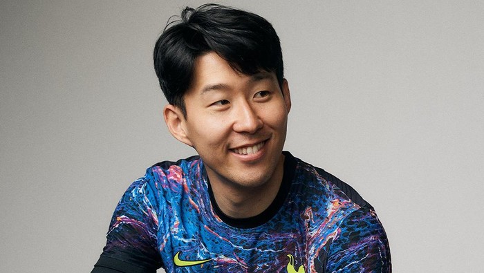 Son Heung-min memakai jersey away baru Tottenham Hotspur untuk musim 2021/2022, Kamis 22 Juli 2021.