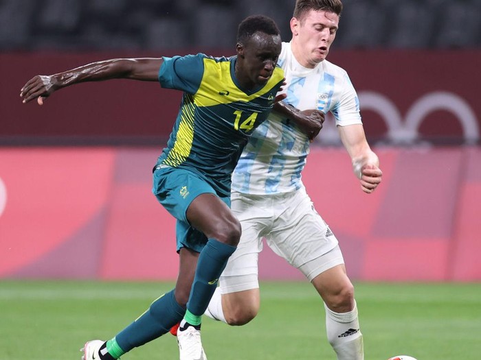 SAPPORO, JAPAN - JULY 22: Thomas Deng #14 of Team Australia holds off Adolfo Gaich #9 of Team Argentina during the Mens First Round Group C match between Argentina and Australia during the Tokyo 2020 Olympic Games at Sapporo Dome on July 22, 2021 in Sapporo, Hokkaido, Japan. (Photo by Masashi Hara/Getty Images)