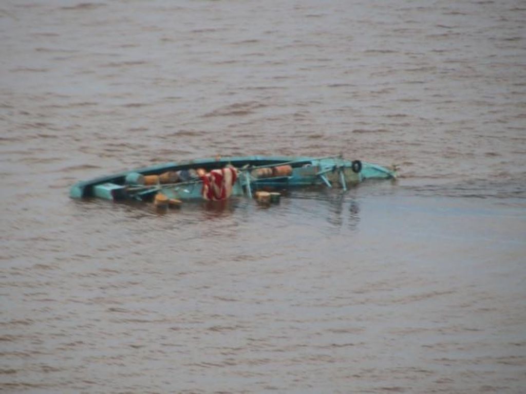 Viral Kapal Tenggelam di Riau, Puluhan Penumpang Berenang Selamatkan Diri