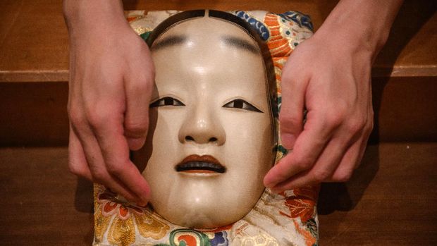 Topeng Noh Jepang This photo taken on July 29, 2020 shows a mask displayed at the Kamakura Noh Theatre in the town of Kamakura in Kanagawa Prefecture, about one hour southwest of Tokyo. - The COVID-19 coronavirus pandemic has affected theatres across the world, but noh performers now face the ultimate question -- can the play that has been passed down for generations since the 14th century still survive after the pandemic? (Photo by Philip FONG / AFP) / TO GO WITH Japan-theatre-noh-virus-health, FOCUS by Natsuko FUKUE