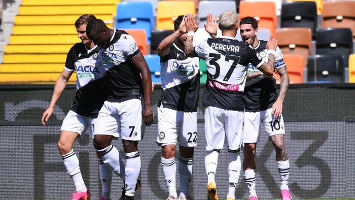 UDINE, ITALY - MAY 08: Rodrigo De Paul of Udinese Calcio celebrates after scoring their teams first goal with Tolgay Arslan and Roberto Pereyra  during the Serie A match between Udinese Calcio  and Bologna FC at Dacia Arena on May 08, 2021 in Udine, Italy. Sporting stadiums around Italy remain under strict restrictions due to the Coronavirus Pandemic as Government social distancing laws prohibit fans inside venues resulting in games being played behind closed doors. (Photo by Alessandro Sabattini/Getty Images)