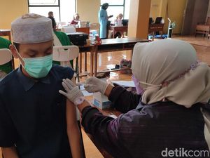 Tekan Corona, 100 Santri di Ponpes Ciamis Jalani Vaksinasi