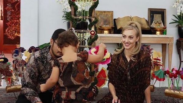 7 Foto Putri Panji Trihatmodjo & Varsha Strauss yang Wajahnya Bikin Penasaran