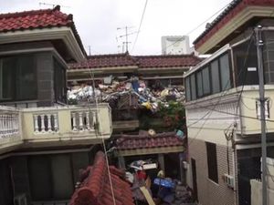 Viral Kisah Pasangan Lansia yang Penuhi Rumahnya Dengan Sampah Demi Anak