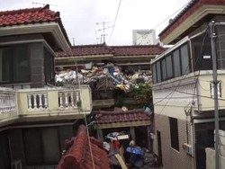 Viral Kisah Pasangan Lansia yang Penuhi Rumahnya Dengan Sampah Demi Anak