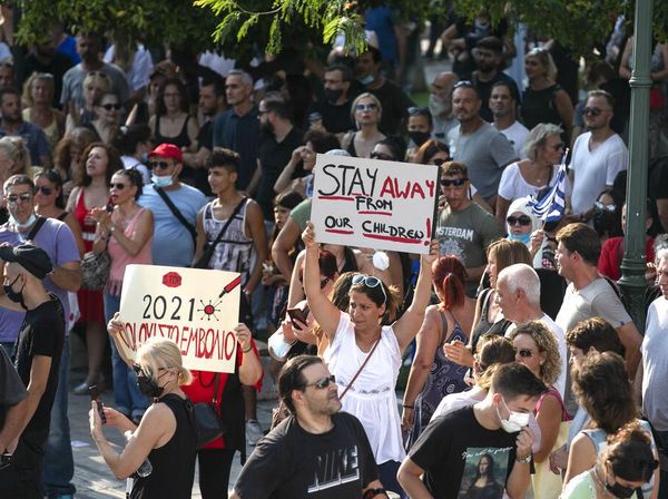 Gelombang Ribuan Massa Yunani Tolak Vaksinasi COVID-19