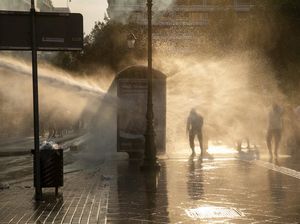 Demo Kelompok Anti Vaksin di Slovenia Berujung Bentrok Demo Kelompok Anti Vaksin di Slovenia Berujung Bentrok