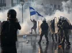 Polisi Tembak Gas Air Mata Bubarkan Pendemo Anti-Vaksin di Yunani