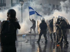 Polisi Tembak Gas Air Mata Bubarkan Pendemo Anti-Vaksin di Yunani Polisi Tembak Gas Air Mata Bubarkan Pendemo Anti-Vaksin di Yunani