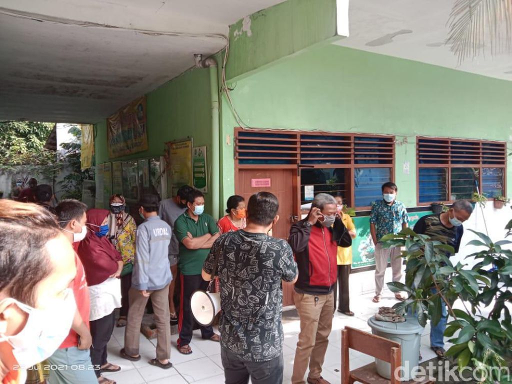 Warga di Surabaya Demo Tolak Sekolah Jadi Tempat Isolasi Pasien COVID-19