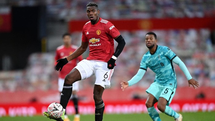 MANCHESTER, ENGLAND - JANUARY 24: Paul Pogba of Manchester United looks to break past Georginio Wijnaldum of Liverpool during The Emirates FA Cup Fourth Round match between Manchester United and Liverpool at Old Trafford on January 24, 2021 in Manchester, England. Sporting stadiums around the UK remain under strict restrictions due to the Coronavirus Pandemic as Government social distancing laws prohibit fans inside venues resulting in games being played behind closed doors. (Photo by Laurence Griffiths/Getty Images)