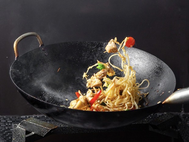 Wok pan/sumber: freepik.com Wok pan