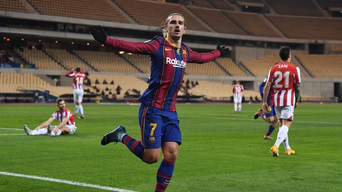 SEVILLE, SPAIN - JANUARY 17: Antoine Griezmann of Barcelona celebrates after scoring their sides second goal during the Supercopa de Espana Final match between FC Barcelona and Athletic Club at Estadio de La Cartuja on January 17, 2021 in Seville, Spain. Sporting stadiums around Spain remain under strict restrictions due to the Coronavirus Pandemic as Government social distancing laws prohibit fans inside venues resulting in games being played behind closed doors. (Photo by David Ramos/Getty Images)