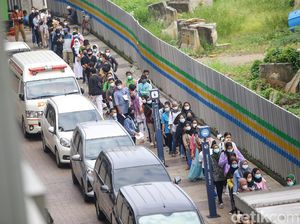 Antrean Vaksinasi COVID-19 di Stasiun MRT Antrean Vaksinasi COVID-19 di Stasiun MRT