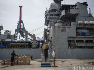 Penampakan Kapal Perang India yang Kirim Oksigen untuk Indonesia Penampakan Kapal Perang India yang Kirim Oksigen untuk Indonesia