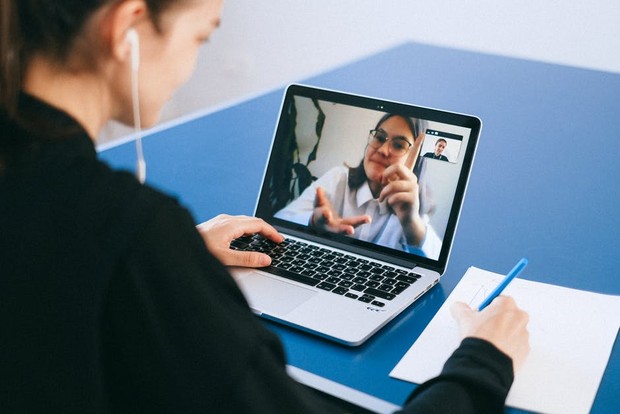 berinteraksi secara online / foto : pexels.com/AnnaShvets