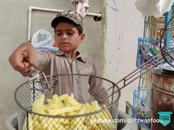 Salut! Bocah 8 Tahun Ini Gigih Jualan Kentang Goreng di Pinggir Jalan