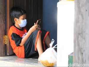 Cerita Pilu Bocah Vino dan Arga Kehilangan Ortu karena Corona Cerita Pilu Bocah Vino dan Arga Kehilangan Ortu karena Corona