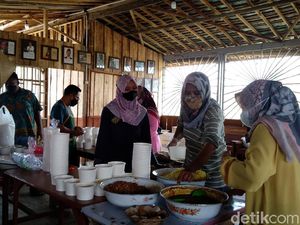 WN Jepang Galang Donasi Dapur Umum untuk Warga Isoman di Purbalingga WN Jepang Galang Donasi Dapur Umum untuk Warga Isoman di Purbalingga