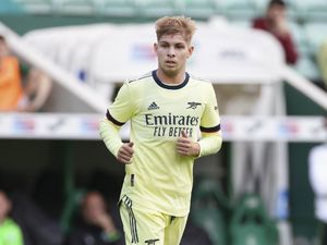 Smith Rowe Berharap Bisa Sehebat Bergkamp dan Oezil