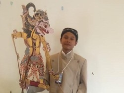 Kisah Anak Tukang Rongsok yang Dulu Dibully Kini Berhasil Jadi Dalang Cilik