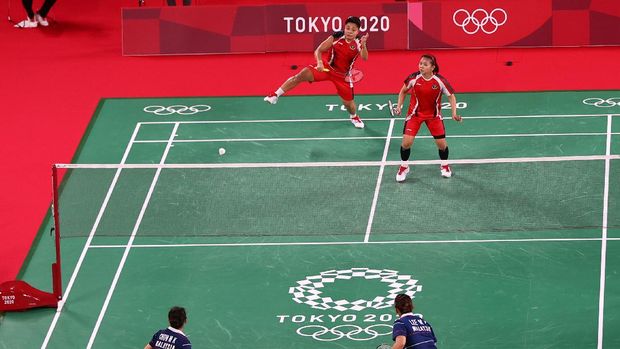 Tokyo 2020 Olympics - Badminton - Women's Doubles - Group Stage - MFS - Musashino Forest Sport Plaza, Tokyo, Japan - July 24, 2021. Apriyani Rahayu of Indonesia in action during the match with Greysia Polii of Indonesia against Mei Kuan Chow of Malaysia and Meng Yean Lee of Malaysia. REUTERS/Leonhard Foeger