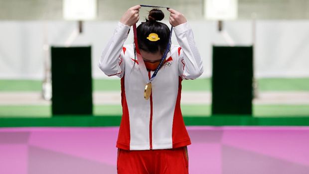 Shooting: Olympics, preliminary competition, air rifle 10 m, women, qualification at Asaka Shooting Range. Yang Qian from China hangs her gold medal around her neck during the award ceremony.