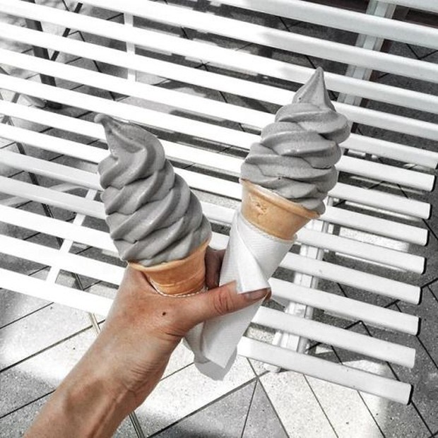 (Ilustrasi benda favorit berwarna abu-abu / foto: pinterest.com)