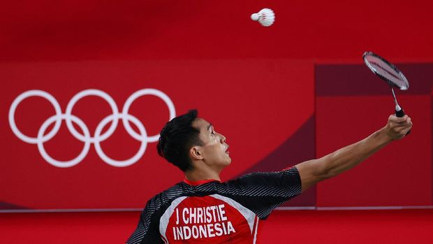 Tokyo 2020 Olympics - Badminton - Men's Singles - Group Stage - MFS - Musashino Forest Sport Plaza, Tokyo, Japan - July 24, 2021. Jonatan Christie of Indonesia in action during the match against Aram Mahmoud of the Refugee Olympic Team. REUTERS/Leonhard Foeger